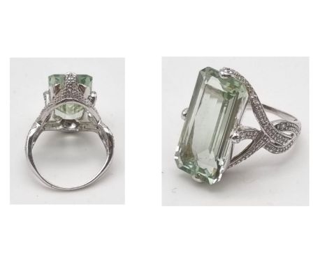 A 9K White Gold Diamond and Peridot Ring. Size N.6g 