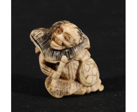 Two bone netsuke depicting a man with a wide brimmed hat and a drummer (2)