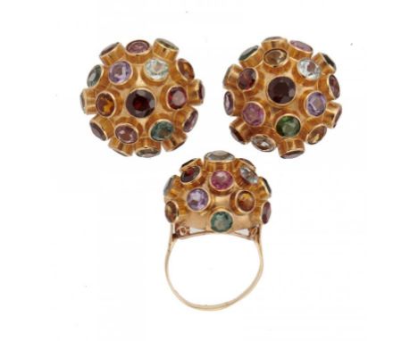 A PAIR OF HEMISPHERICAL MULTI-GEM EARRINGS AND A RING EN SUITE, C1960 in gold, clip fittings, unmarked, 22g, size Q++Good con