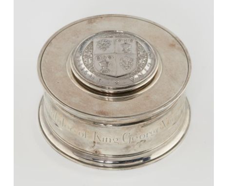 A GEORGE V COMMEMORATIVE SILVER BOMBE INKWELL OF HEAVY GAUGE  the lid cast with the arms of  The Goldsmiths Company, inscribe