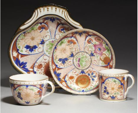 A PINXTON JAPAN PATTERN TRIO AND SHELL SHAPED DESSERT DISH, 1796-1813  pattern 342, the dish with black enamel rim, dish 20cm