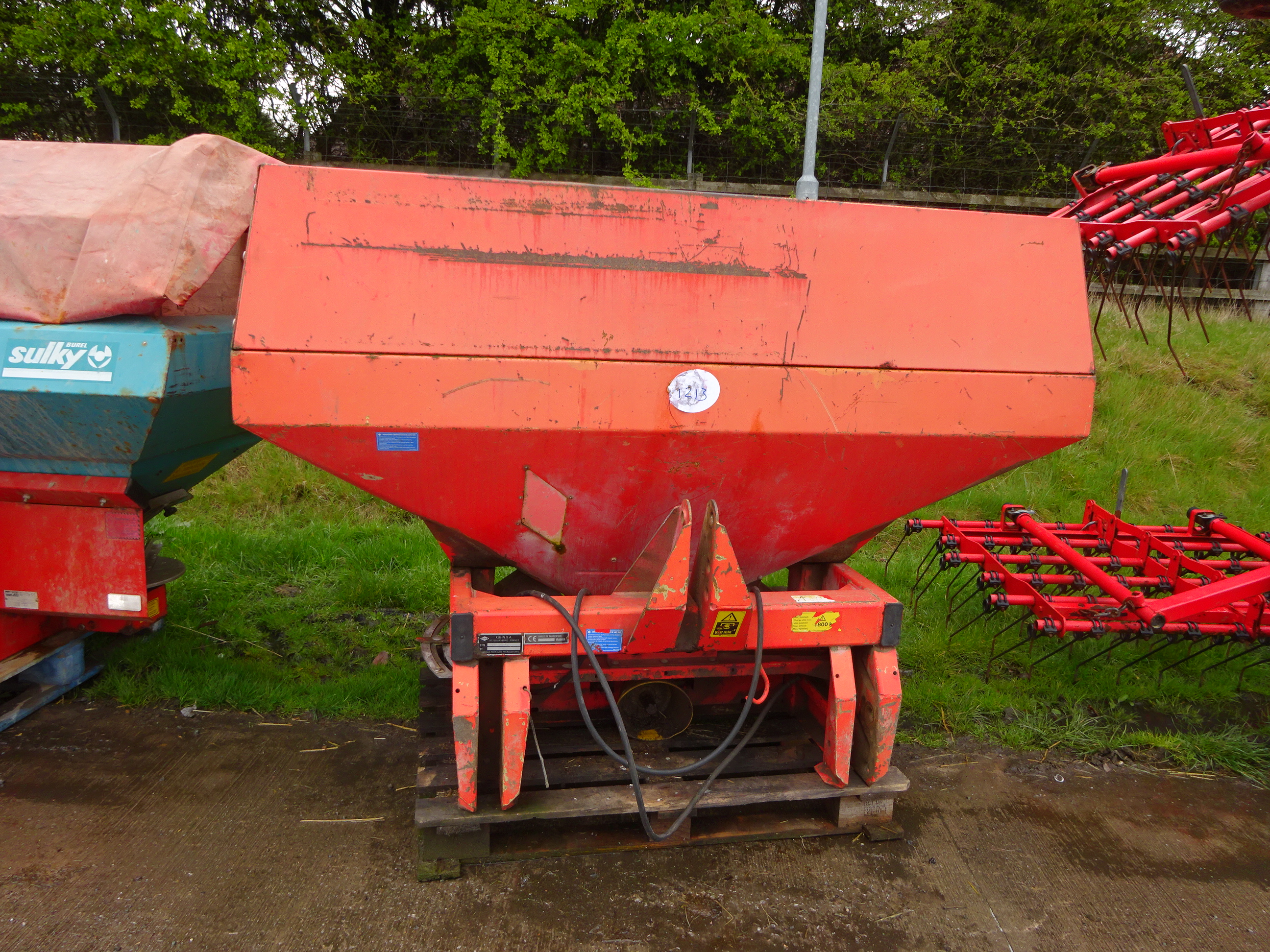 KUHN MDS 921 FERTILIZER SPREADER