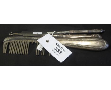 Silver handled button hook, silver mounted comb and similar shoe horn. (3)(B.P. 24% incl. VAT)