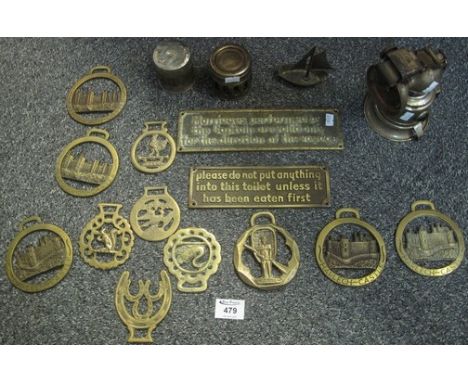 Box of metalware to include; horse brasses, carriage lantern, humorous brass plaques x 2.(B.P. 24% incl. VAT)