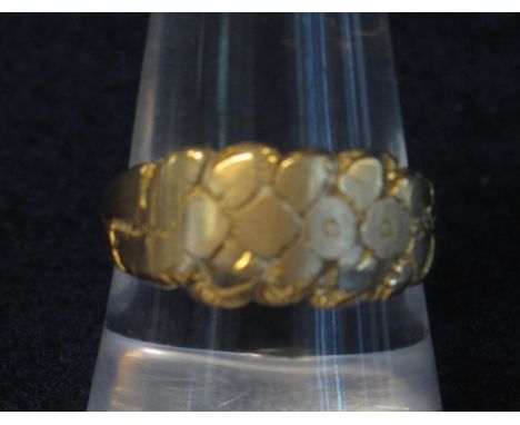 18ct gold ring.(B.P. 24% incl. VAT) CONDITION REPORT: Weight 5.5g