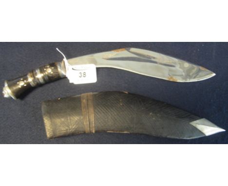 Small Nepalese type Kukri in leather scabbard. (B.P. 24% incl. VAT)