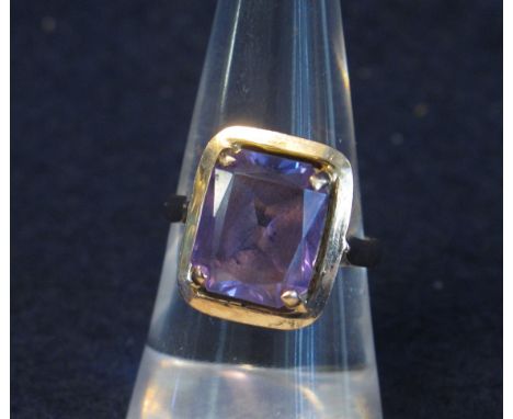 Yellow metal and synthetic colour change sapphire ring, 4.5g.(B.P. 24% incl. VAT)