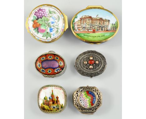 Collection of porcelain boxes, enamel boxes, Chinese snuff bottles, etc.