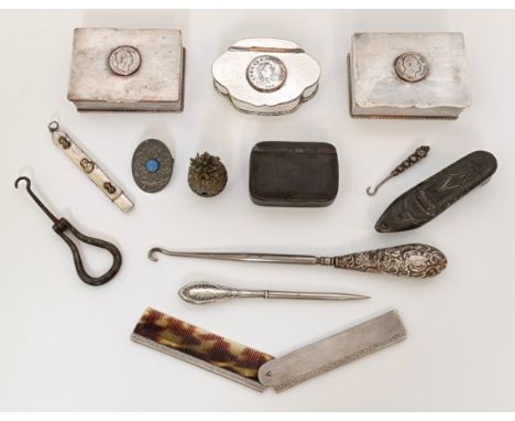 A pewter novelty snuff box, in the form of a shoe and other assorted items (box)
