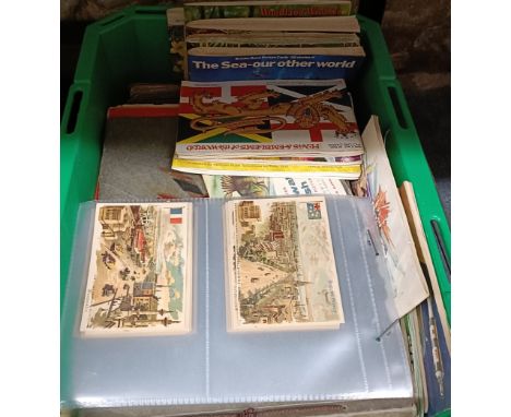 Assorted cigarette cards and a set of French trading cards (box)