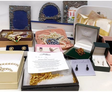 Assorted costume jewellery