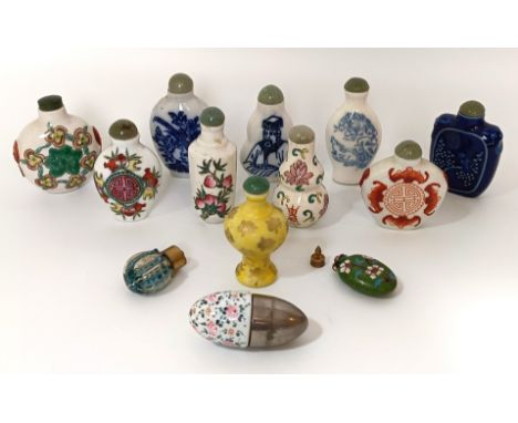 Assorted snuff bottles (box)