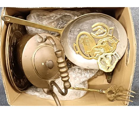 A copper kettle, other assorted copper and brassware (box)