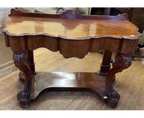 A mahogany Duchess style dressing table, 114 cm wide and a bedroom mirror, 70 cm wide (2)