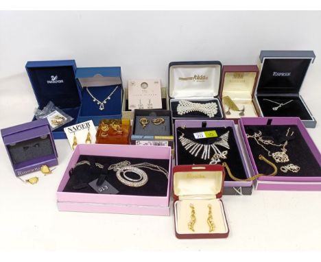 Assorted costume jewellery