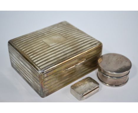 A cylindrical rouge-pot and cover with gilt lining and mirrored interior to lid, Birmingham 1922, to/w an engine-turned cigar