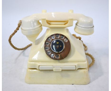 A 1940s vintage cream plastic telephone and bell-unit (2)   Condition Report  very good original over although some discolour