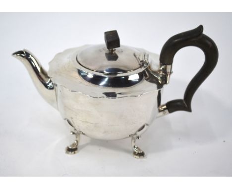 A heavy quality silver bachelor teapot on hoof feet, Maxfield & Sons, Sheffield 1918, 10.6 oz gross