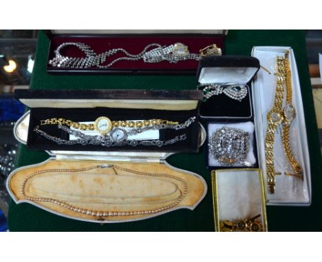 Lot containing a quantity of paste set vintage jewellery items including large fringed brooch, paste set necklace, paste set 