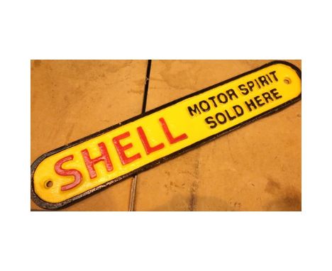 Cast iron Shell sign, L: 28 cm. P&amp;P Group 1 (£14+VAT for the first lot and £1+VAT for subsequent lots)