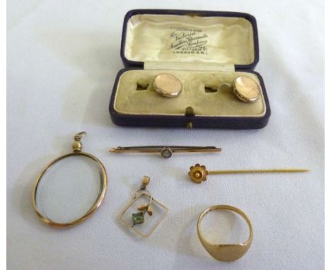 A quantity of 9ct gold jewellery to include a ring, a tie pin, a bar brooch, a pendant and a locket