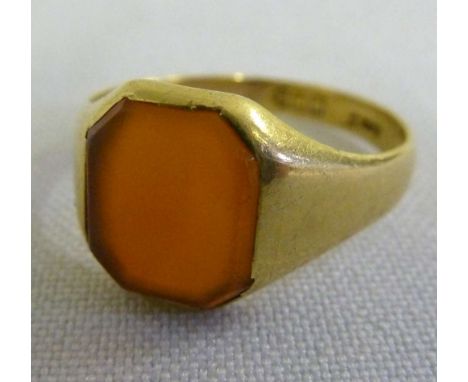 18ct yellow gold ring set with cornelian