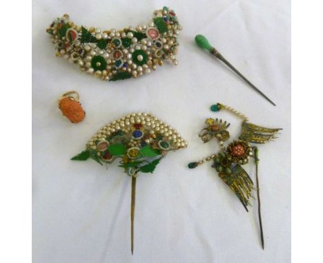 A quantity of jewellery to include a 9ct gold ring set with coral cameo, a hairpin with jadeite and three Chinese decorative 