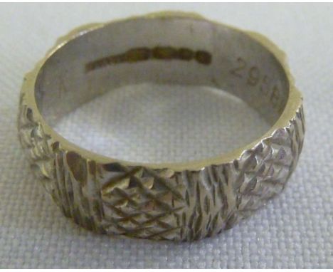 18ct white gold ring