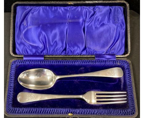 An Edwardian silver dessert spoon and fork set, London 1909, 3.39ozt, cased 