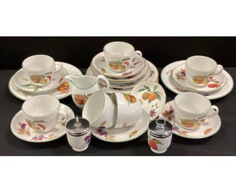 Royal Worcester ‘Evesham Vale’ pattern tea ware including tea cups and saucers; other ware similar with gilded border; etc 