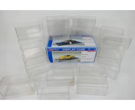 Master Tools - Other - A boxed Master Tools plastic display case suitable for 1:18 diecast / 1:35 military models - appears M