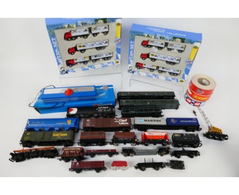 Lima - Marklin - Hornby - Others - An unboxed collection of OO gauge and HO gauge passenger and freight rolling stock, with s
