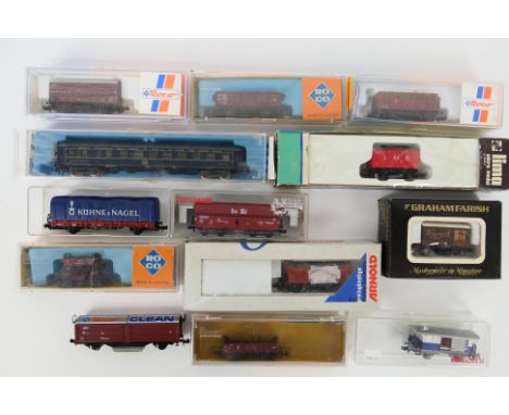 Arnold - Lima - Roco - Fleischmann - A collection of 13 predominately boxed N gauge passenger and freight rolling stock. Lot 