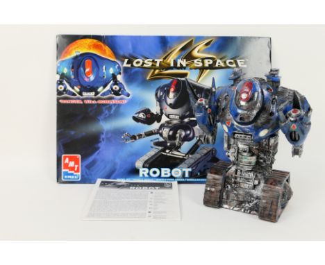 AMT - ERTL - Lost in Space. A loose and customised #8458 'Robot' from Lost in Space. Box lid with instructions is included. I
