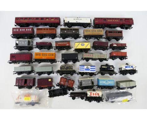 Hornby - Lima - Hornby Dublo - Others - Over 30 unboxed predominately OO gauge freight rolling stock wagons and tankers. Lot 