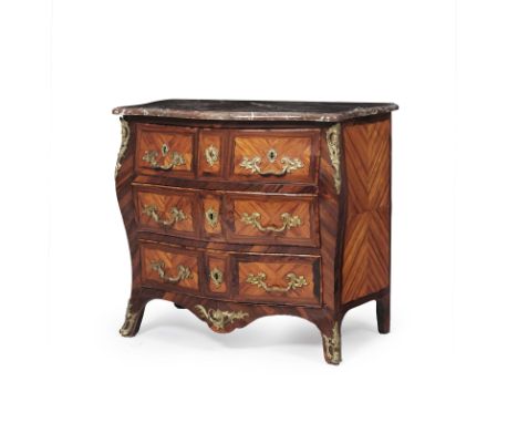 Commode d'époque Louis XV estampillée I.M Chevalier, en placage de bois de rose et palissandre, façade galbée ouvrant par qua