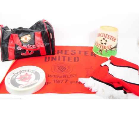 Manchester United - A collection of vintage 20th century Manchester United FC memorabilia to include a lampshade, wall clock,
