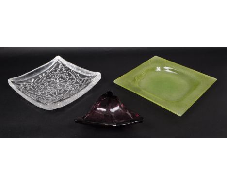 A vintage 20th century Dartington textured glass centerpiece fruit bowl, and other glass pieces. The Dartington bowl of squar
