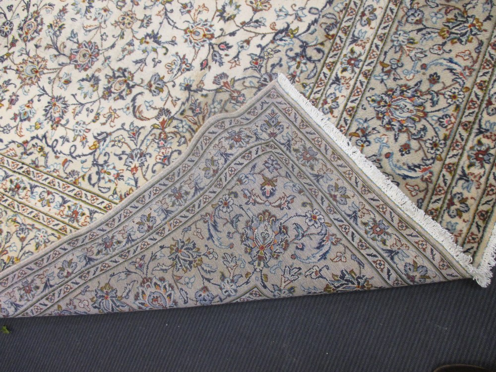 A Kashan carpet, 410cm x 300cm in - Cheffins Fine Art