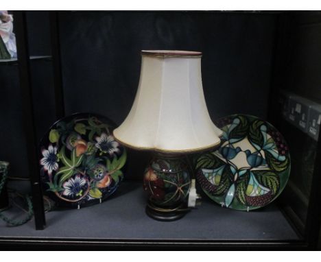 A modern Moorcroft table lamp and two Moorcroft chargers (3)  