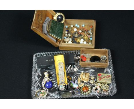 BROOCHES - a collection of brooches, boxes and vintage blusher cases, to include a Royal Collection Duchess of Windsor styled