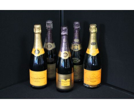 CHAMPAGNE - 5 bottles of Champagne to include a 1979 & 1988 Veuve Clicquot (750ml), 1 bottle of Vintage 1995 Veuve Clicquot (