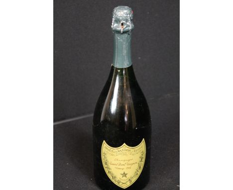 CHAMPAGNE - Moet & Chandon Cuvee Dom Perignon Vintage 1962, foil and label intact, good levels.