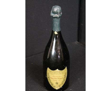 CHAMPAGNE - Moet & Chandon Cuvee Dom Perignon Vintage 1962, foil and label intact, good levels.