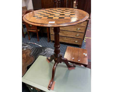 ROSEWOOD CHESS TABLE ON TRIPOD LEGS