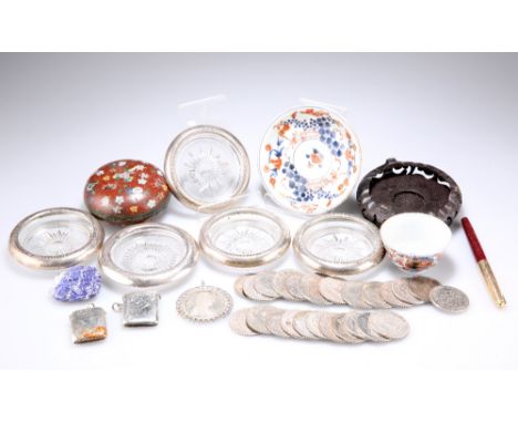 A MIXED LOT, INCLUDING A&nbsp;SET OF FIVE SILVER MOUNTED GLASS COASTERS, stamped 'Crown Sterling', 10cm in diameter; TWO SILV