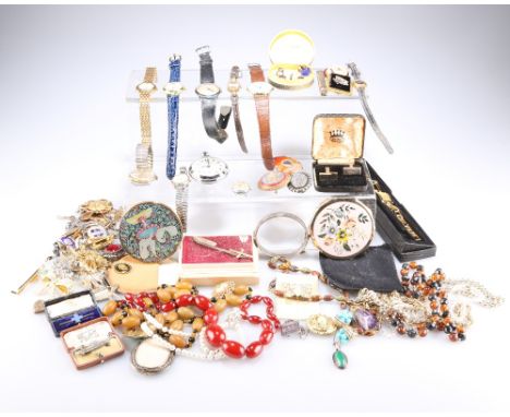 A QUANTITY OF COSTUME JEWELLERY AND WATCHES, INCLUDING; A MICRO MOSAIC BROOCH depicting a pair of doves (a/f); A&nbsp;HINGED 