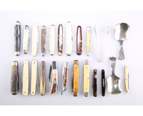 A QUANTITY OF PEN KNIVES, some with horn cased handles; A PAIR OF SILVER SUGAR TONGS, hallmarked London 1911;&nbsp;AND TWO&nb
