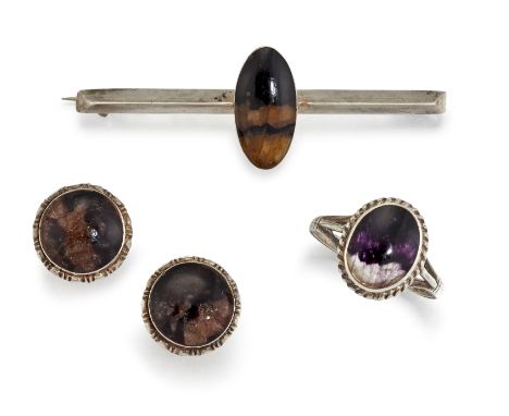 A GROUP OF BLUE JOHN JEWELLERY, to include a silver and oval Blue John cabochon ring, size K-L, a Blue John bar brooch and a 