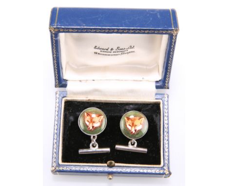A PAIR OF ENAMEL CUFFLINKS, as circular plaques enamelled depicting a fox head, to a green ground, chain linked to plain bars